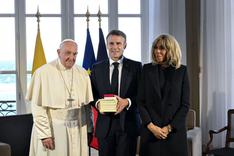 Clic para aumentar Macron pope