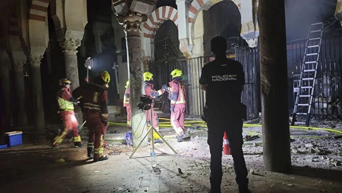 El incendio declarado este viernes en el interior de la Mezquita-Catedral de Córdoba, Patrimonio de la Humanidad.