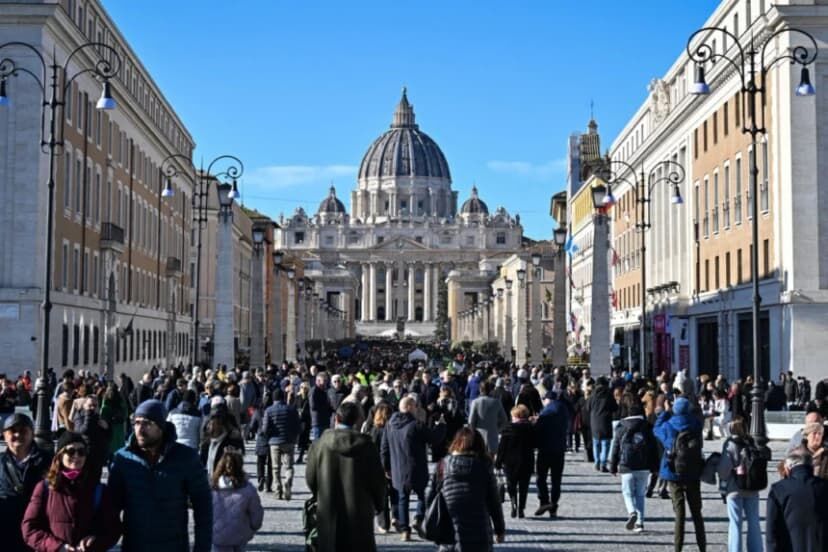 Personas pasean por la vía de la Conciliazione