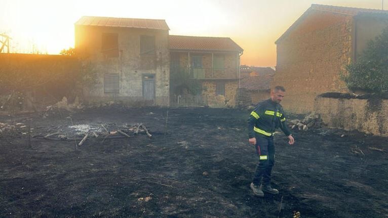 Un bombero en el incendio de Molezuelas de la Carballeda