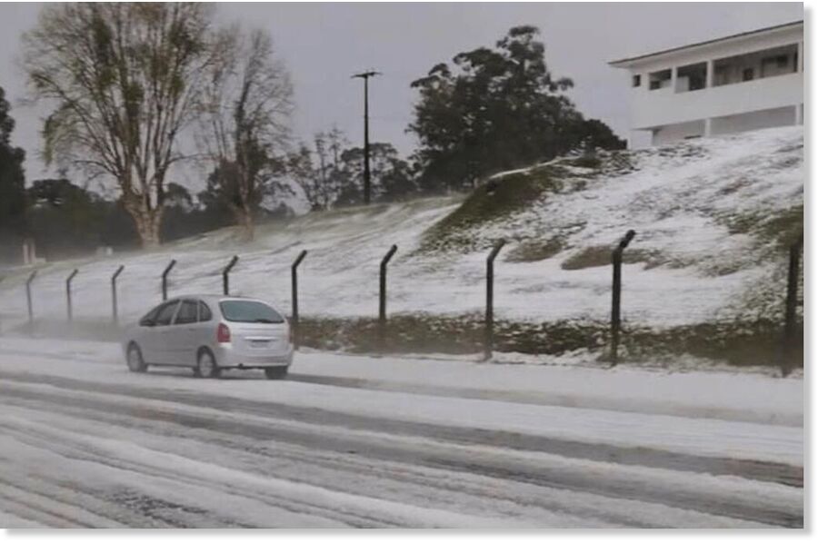 Hail covers streets of Castro after a strong storm this Tuesday (26).
