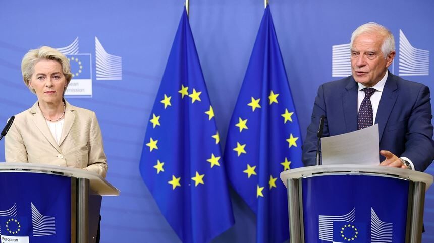 La presidenta de la Comisión Europea, Ursula von der Leyen (izquierda), y el alto representante de la UE para Asuntos Exteriores y Política de Seguridad, Josep Borrell.