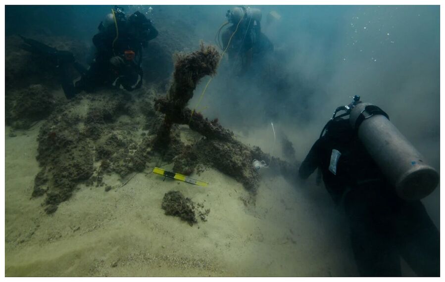 Clic para aumentar Underwater archaeologist