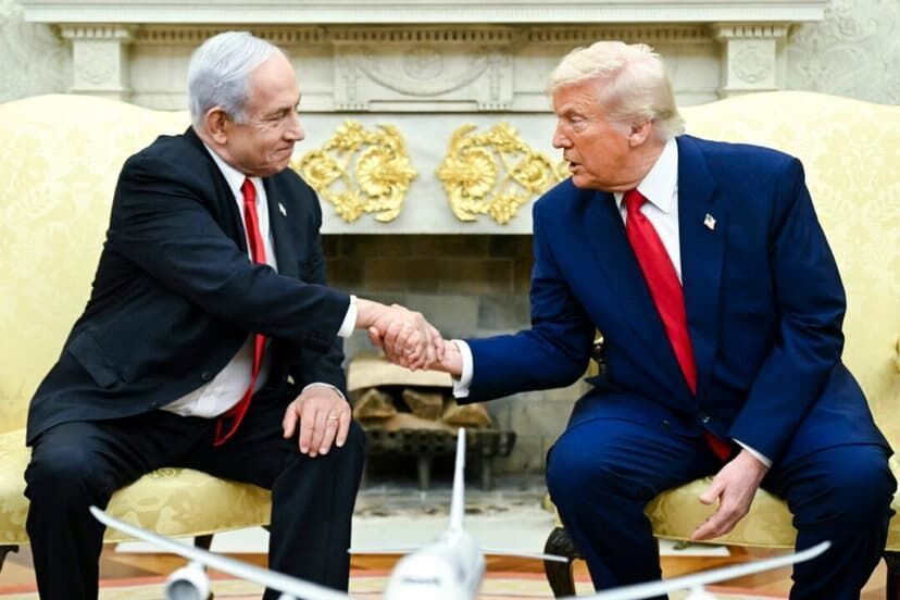 El presidente Donald Trump estrecha la mano del primer ministro israelí,