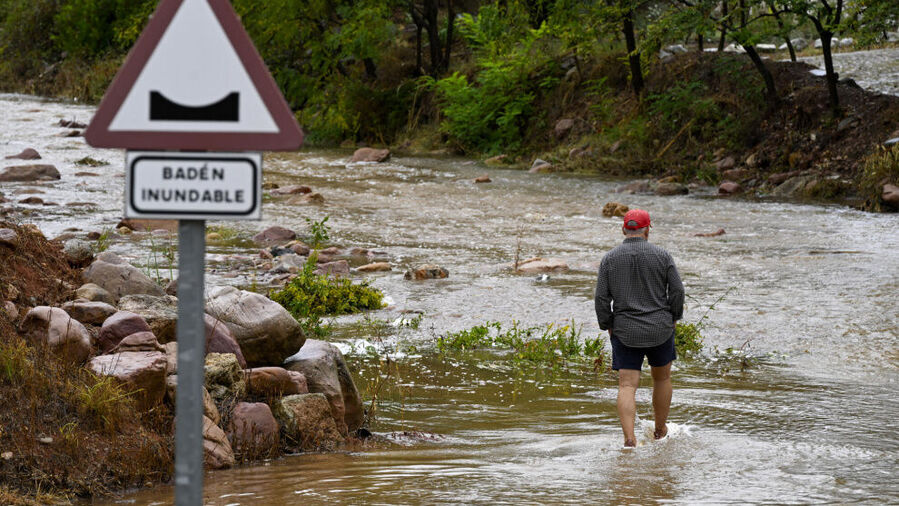 Clic para aumentar Un hombre cruza un badén inundable en Castelló.EFE/Andreu Esteban