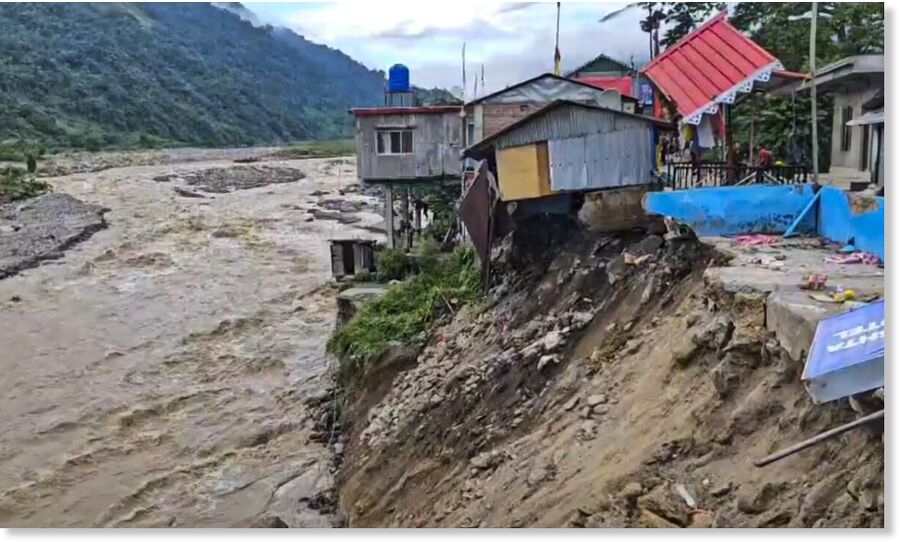 Clic para aumentar Darjeeling: Portions of houses damaged in a disaster-hit area following landslides, in Darjeeling, Monday,