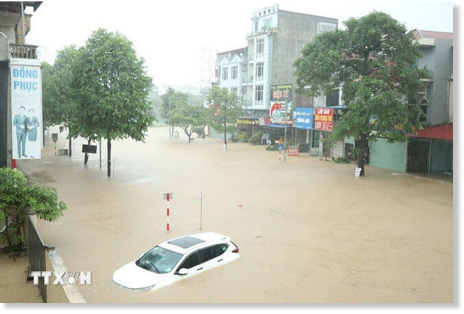 Phan Dinh Phung ward in Thai Nguyen province is looded due to heavy rain.