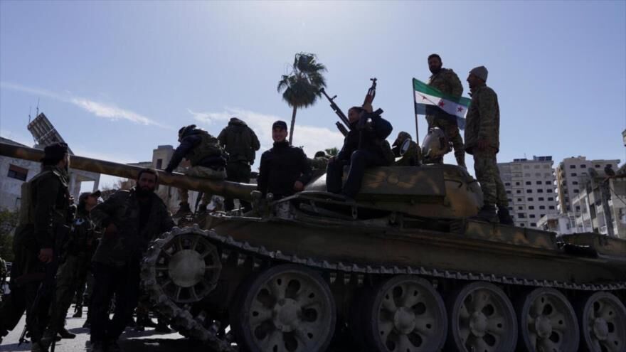 Fuerzas de HTS en un vehículo militar en Latakia, Siria