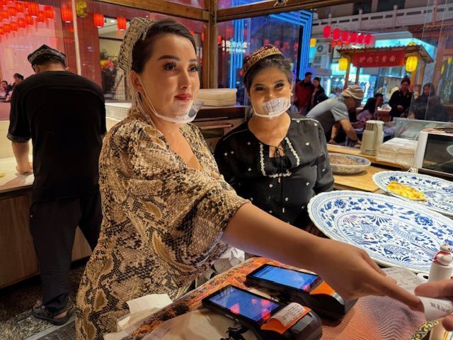 Mujeres de negocios uigures en el fabuloso mercado nocturno de Dunhuang.