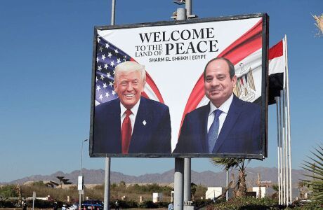 Cartel en la carretera hacia la cumbre de Sharm el-Sheikh, en Egipto