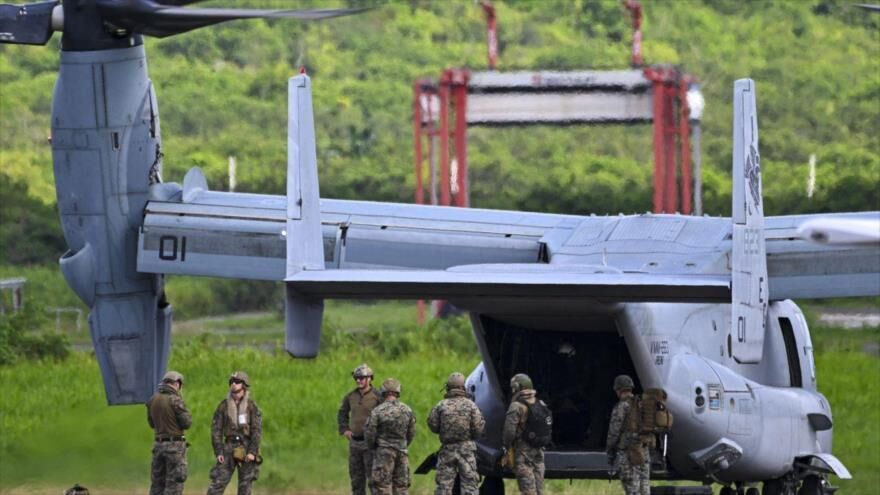 Marines estadounidenses desembarcan de un avión Osprey