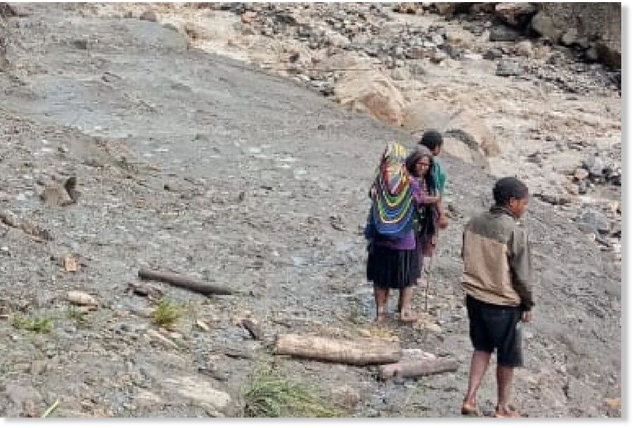 Residents of Dal District, Nduga Regency, are searching for relatives who were lost due to flooding that hit the Panpan River, causing 15 people to go missing, in Kenyam.