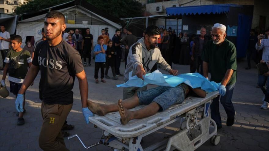 Palestinos trasladan en una camilla el cuerpo