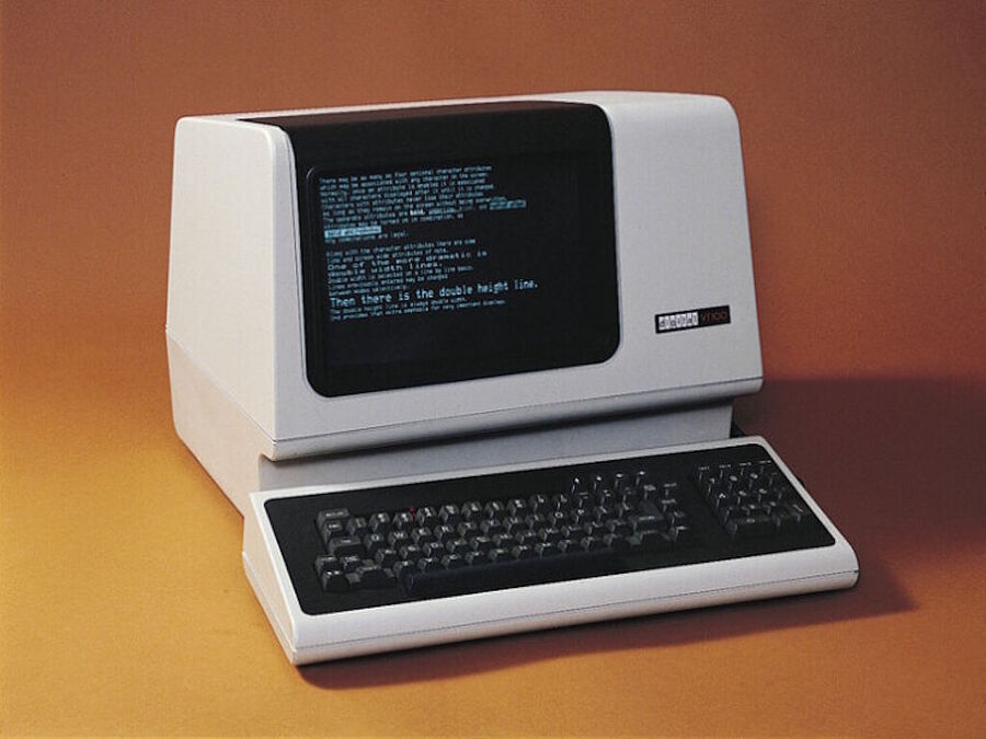 Clic para aumentar early computer DEC VT-100 desktop