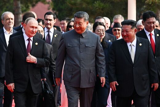 Clic para aumentar putin xi kim parade