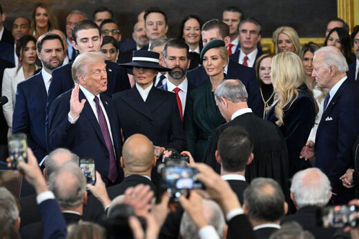 Clic para aumentar trump inauguration swearing oath