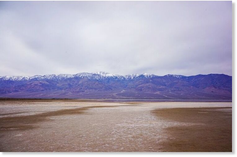 Clic para aumentar A small Lake Manly has formed near Badwater Basin. The hike to the water is about one mile and is just a few inches deep.