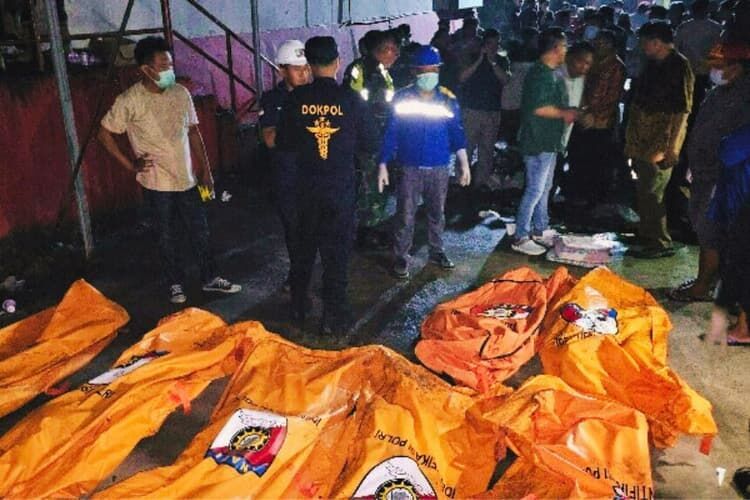 Clic para aumentar Policía Regional de Sulawesi Septentrional a través de AP