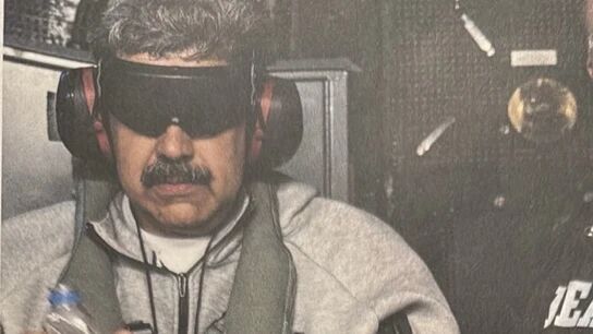 Primera imagen de Nicolás Maduro detenido: el líder venezolano, con esposas y los ojos tapados