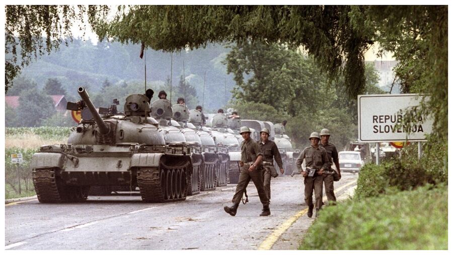 Clic para aumentar Yugoslav tank column at Slovenia