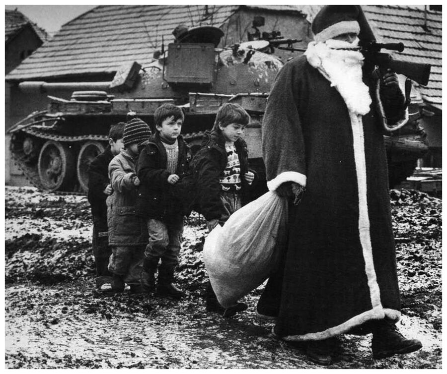 Clic para aumentar staged photo, Croatia, Christmas 1992.