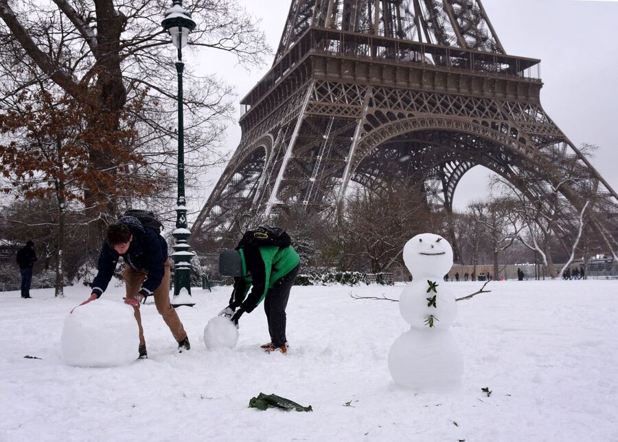 france eiffel snow goretti