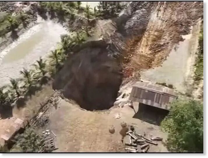 The huge sinkhole in Thongmang village, Xaythany district. -
