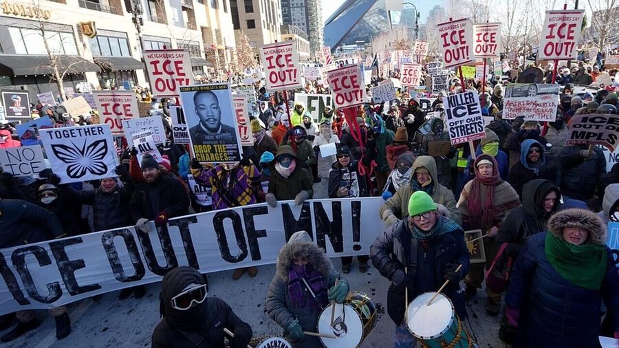 Clic para aumentar ice minnesota minneapolis protest leftist liberal