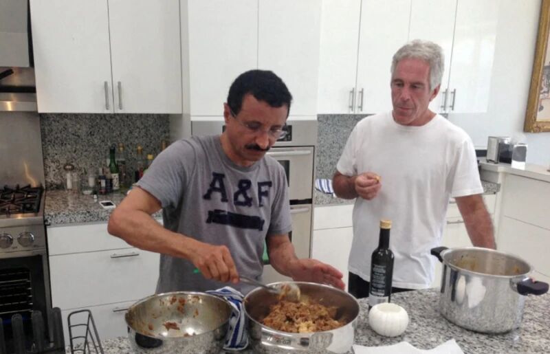 Pie de foto, El sultán en casa de Epstein, en una imagen divulgada por el Departamento de Justicia de EE.UU.
