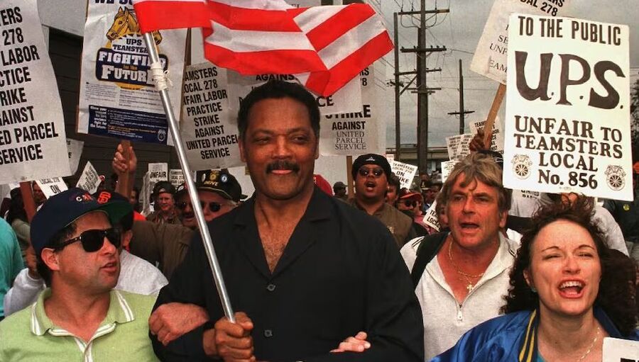 El activista Jesse Jackson, junto a un grupo de huelguistas, en una imagen distribuida en 1997.