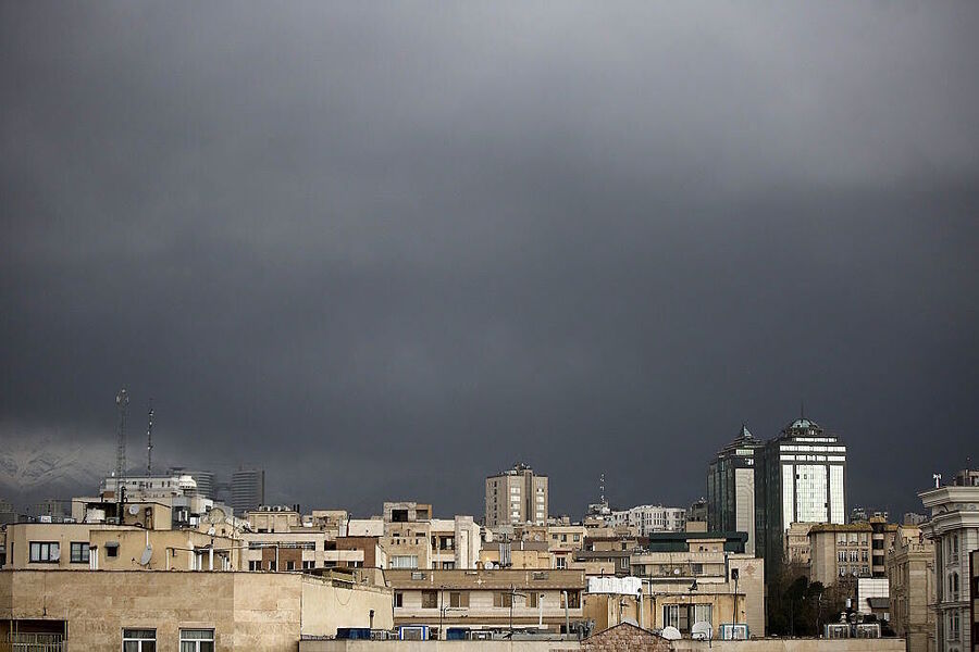 Clic para aumentar iran air pollution toxic cloud oil depots bombed israel