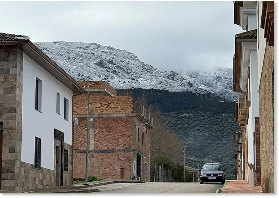 The snow line has dropped significantly, reaching altitudes between 900 and 1,000 metres above sea level.