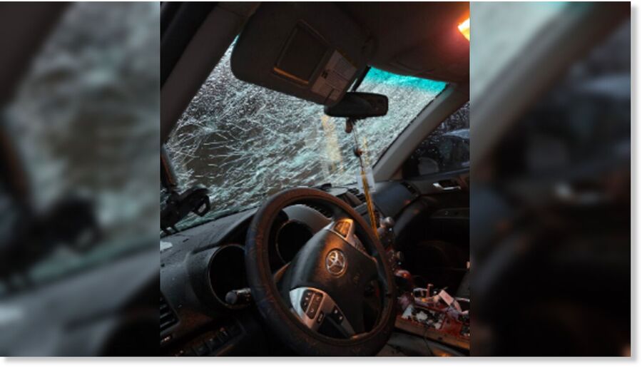 Clic para aumentar Large hail damages windshield in Bradley, IL, March 10.