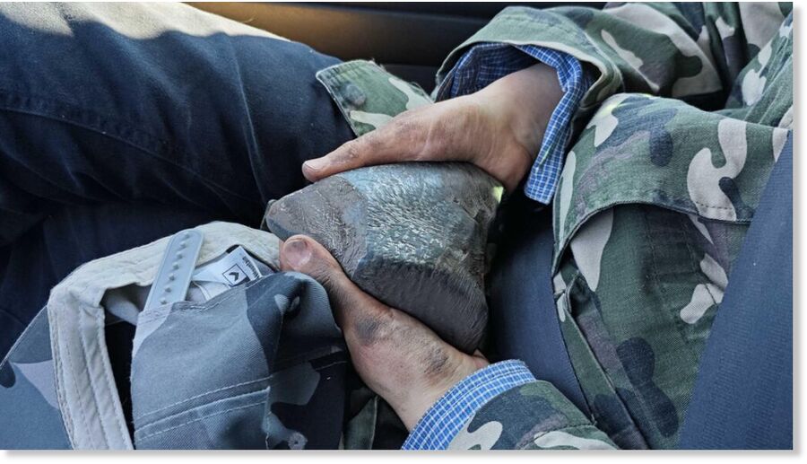 Clic para aumentar The recovered meteorite weighs nearly three kilograms.