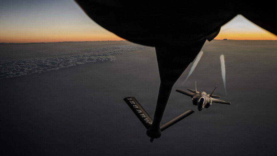 KC-135 plane