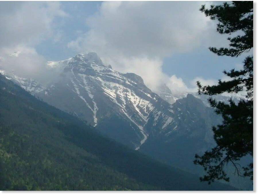 Visuals from Mount Olympus capture the intensity of this weather system, showing heavy fog accumulation and fresh snowfall.