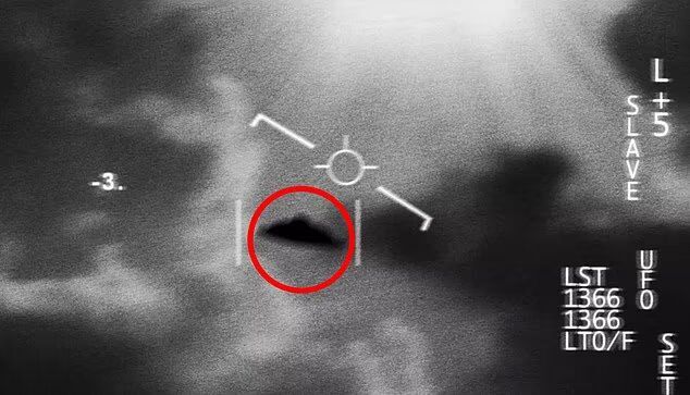 Clic para aumentar UFO on military camera