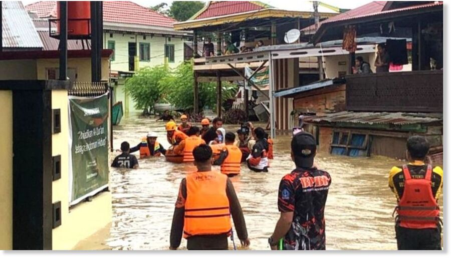 The joint SAR team evacuated victims affected by the flood with a rubber boat at the flood point, in Bone Regency, South Sulawesi, Friday (8/5/2026)
