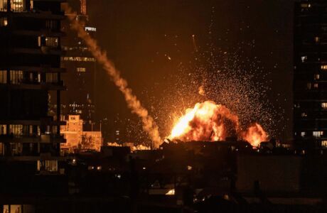 Una bola de fuego ilumina el cielo tras un ataque con misiles en Tel Aviv.