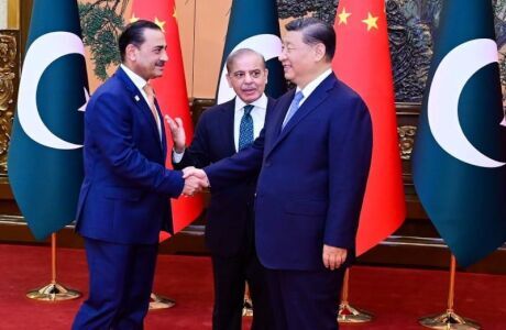 El mariscal de campo Asim Munir y el primer ministro de Paquistan Shehbaz Sharif con Xi Jinping.