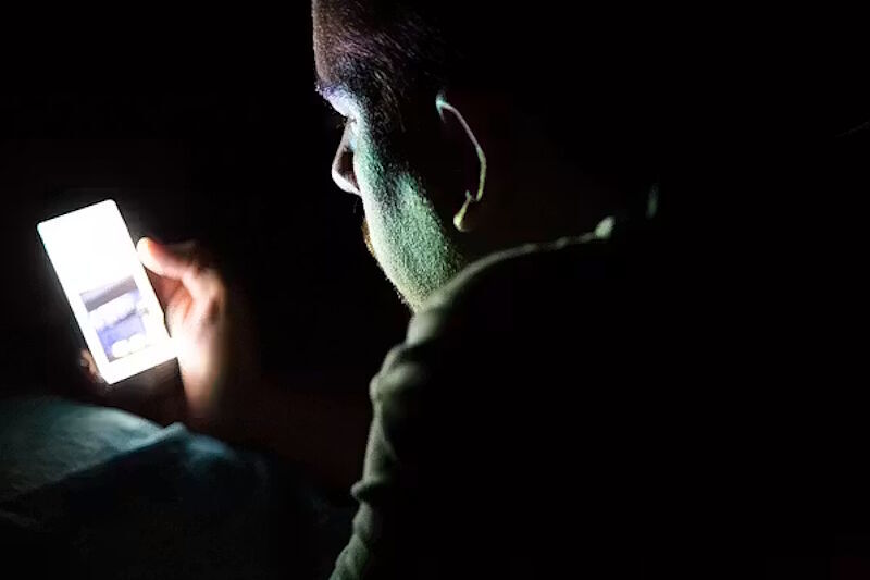 social media phone dark isolation loneliness