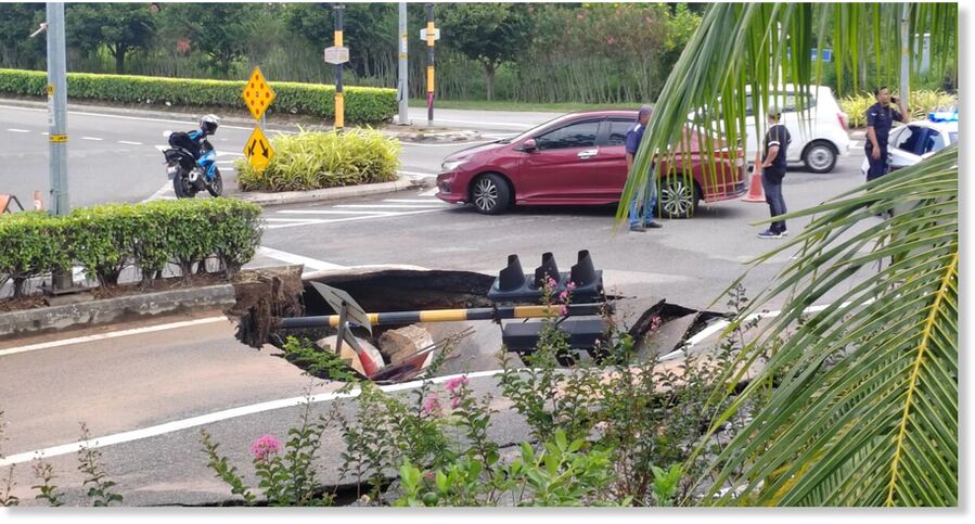 Clic para aumentar A sinkhole opened up on a Malacca road after fibre optics drilling works caused an underground water pipe to rupture on Wednesday (June 17) morning.