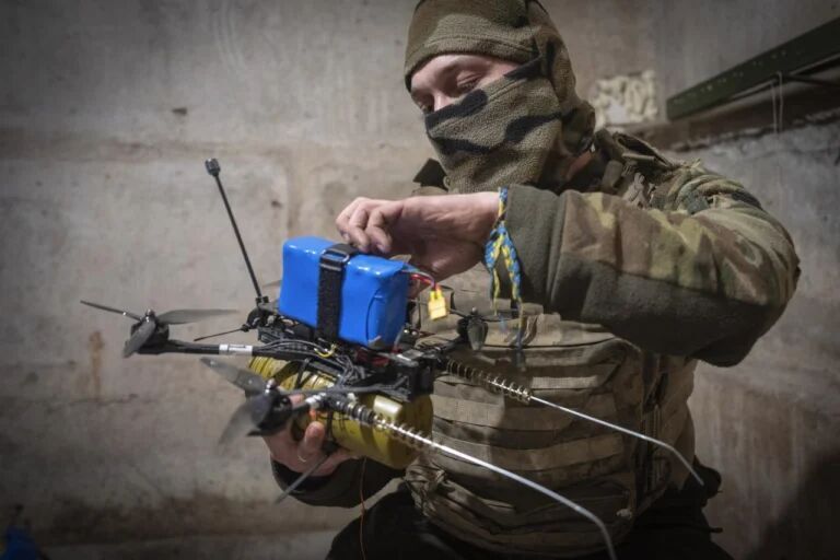 Militar del régimen ucraniano activando un dron.