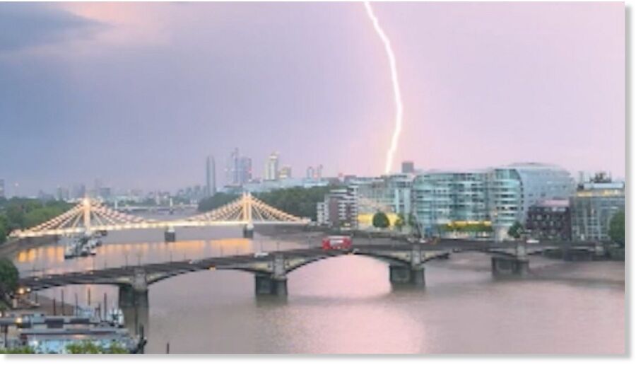Lightning storm illuminates skies over London