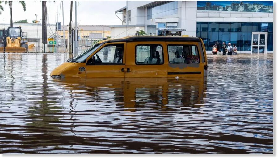 Clic para aumentar Vehicles and homes are submerged in floodwater in the Ghanaian capital