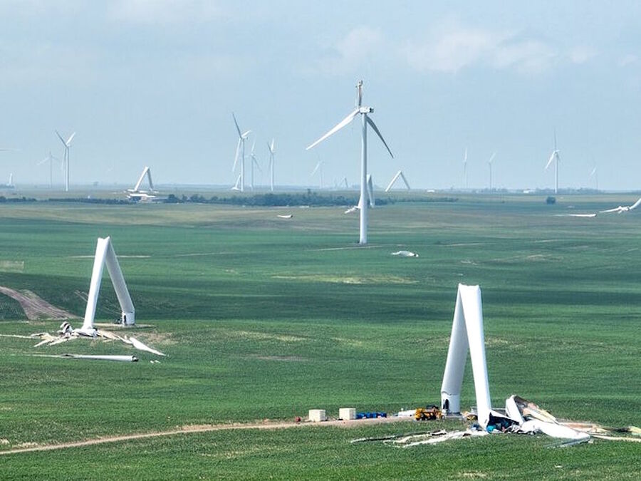 Clic para aumentar south dakota wind storm turbines snapped