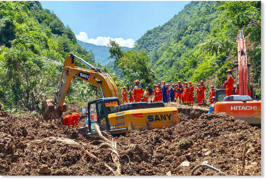 Clic para aumentar In this photo released by Xinhua News Agency, rescuers conduct search and rescue at the site of a landslide at a village in Nanhe township of Tanchang County, Longnan City, northwest China's Gansu Province on Tuesday, July 7, 2026