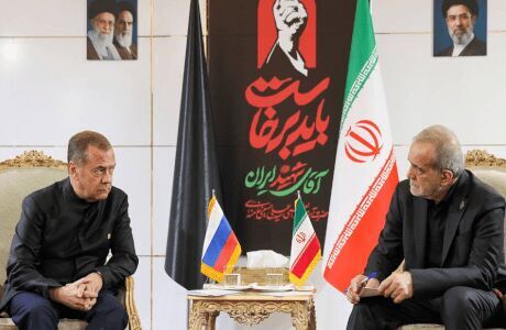 El vicepresidente del Consejo de Seguridad de Rusia, Dmitry Medvedev, se reunió con el presidente de Irán, Masoud Pezeshkian, en Teherán, el 3 de julio de 2026