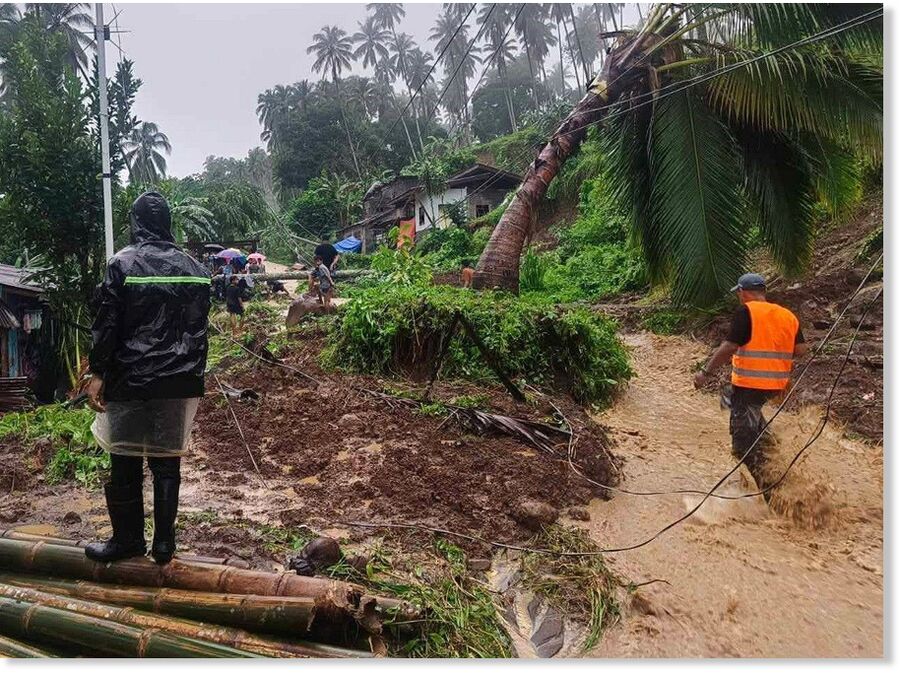 Clic para aumentar Civilian emergency responders and policemen are together searching for six residents of Calanogas, Lanao del Sur reported missing after tons of mud and rocks from a hill hit their houses following two days of recurring heavy rains in the surroundings.