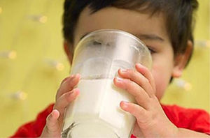 Niño bebiendo leche